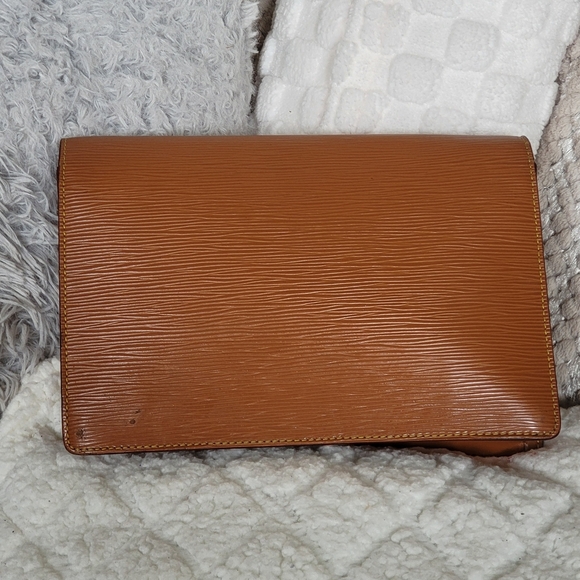 Louis Vuitton Epi Leather Sellier Dragonne Clutch-Crossbody.. Authentic..!!! - Picture 2 of 16